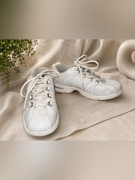 L.A. Gear Shoes - LA Gear Sneakers (Women’s Size 8.5)